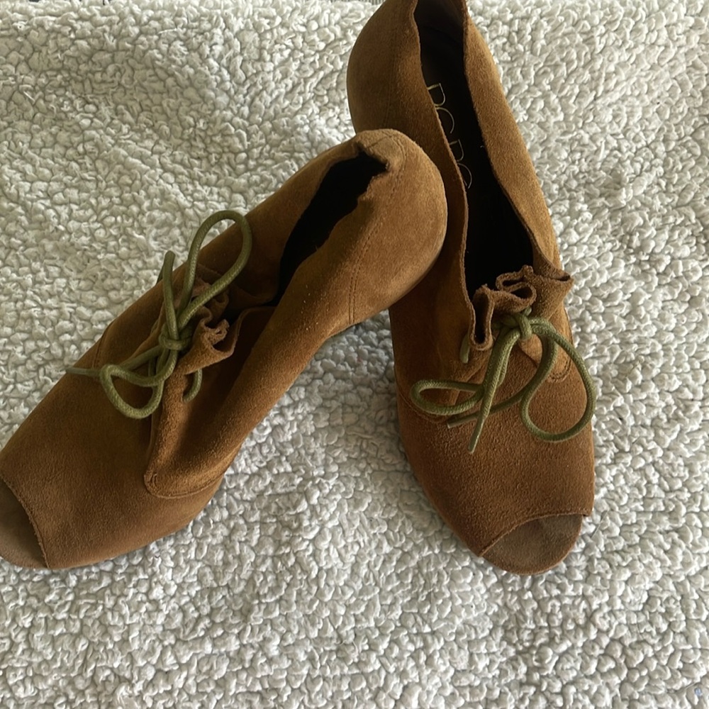 Euc- Bcbg Open Toed Shoes - image 1